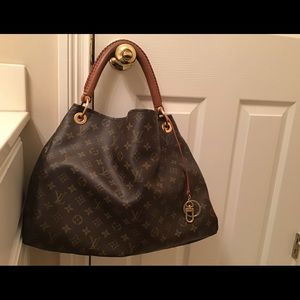 Authentic Louis Vuitton mm monogram artsy bag